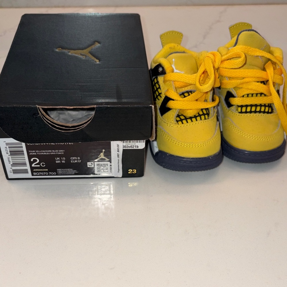 Jordan Toddler Sneakers in Yellow and Black excellent condition size 2C